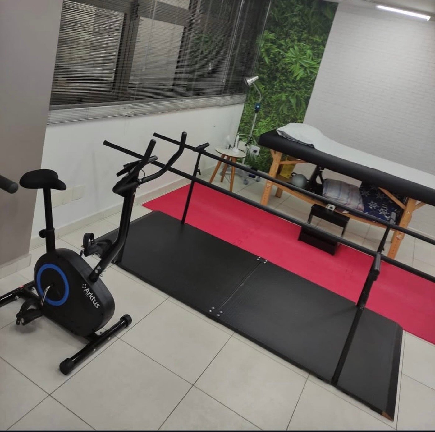 Sala de fisioterapia da Clínica Mandira, com equipamentos de reabilitação
