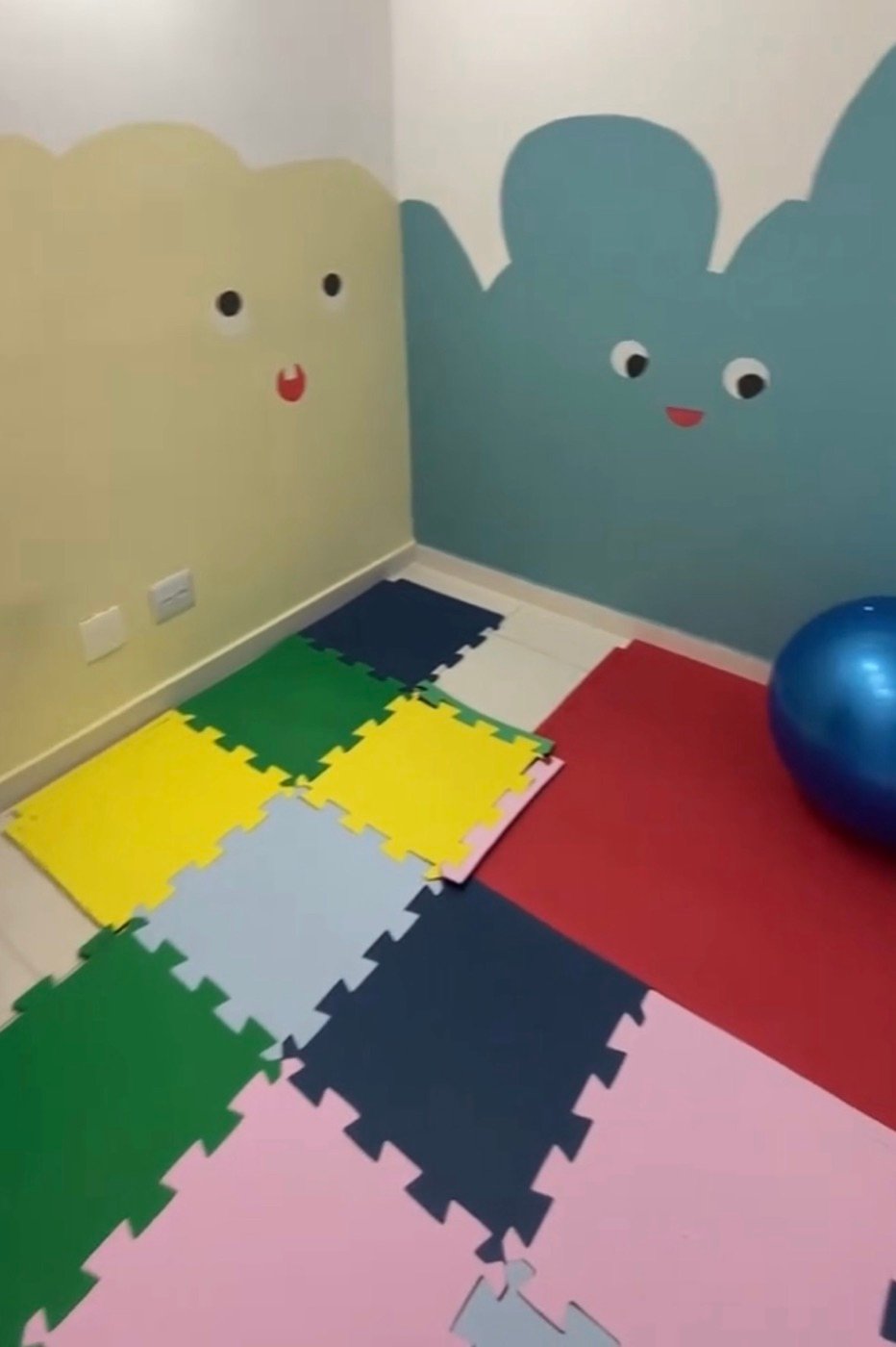 Sala de fisioterapia pediátrica da Clínica Mandira, com decoração lúdica