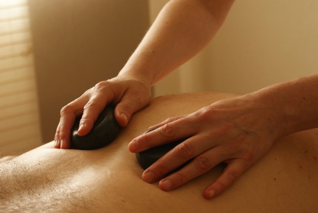 Massagens Especiais — terapia com pedras quentes